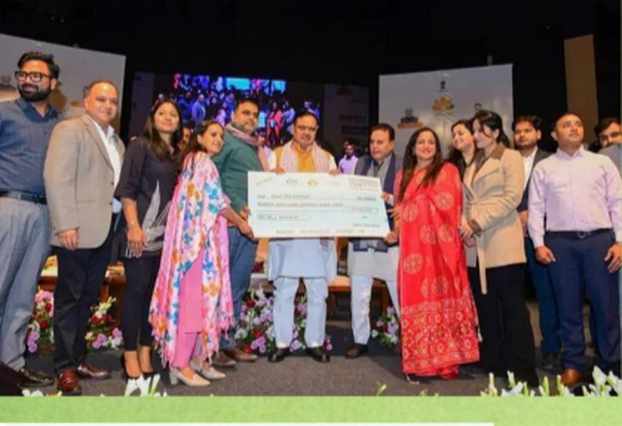 Soniya Jain receiving an award on stage